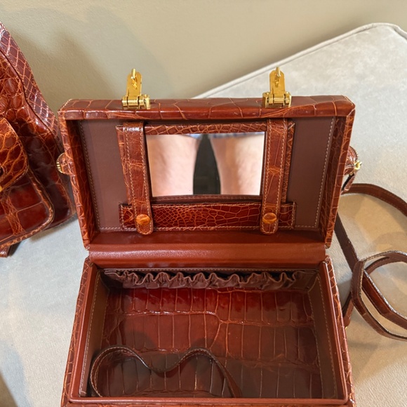 Giorgio’s of Palm Beach, Doctor bag and backpack and shoes. - Picture 4 of 16